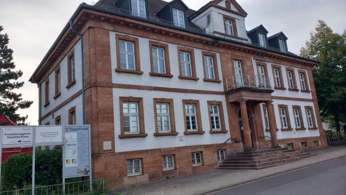 Das Büro der Koordinierungsstelle Jugend und Arbeit befindet sich im Gebäude am Scheffelplatz 1 in Homburg.