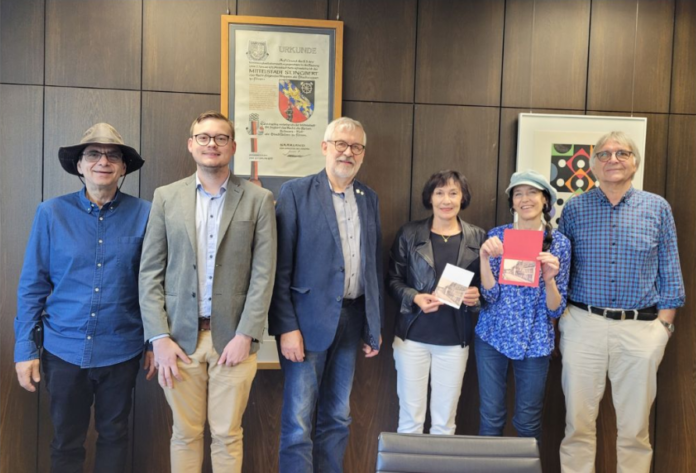 Ortsvorsteherin Irene Kaiser (3.v.r.) und der ehem. Stadtarchivar Dieter Wirth (3.v.l.) begrüßten zusammen mit Michael Dahl, Mitarbeiter Stadtarchiv, das Ehepaar Amsterdam aus den USA, die zusammen mit Christof Pies, Synagogengemeinde Laufersweiler, St. Ingbert besuchten.