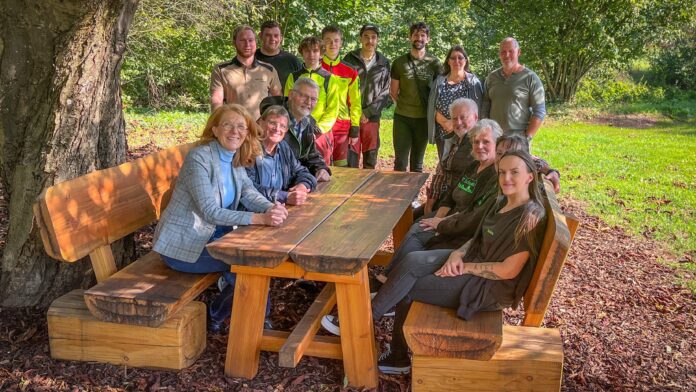 Fotohinweis: Ministerin Petra Berg (links) bei der Übergabe der „Berg-Bank“ am Mehrgenerationenhaus in Büschfeld-Überlosheim, Foto: MUKMAV/Jasmin Waschburger