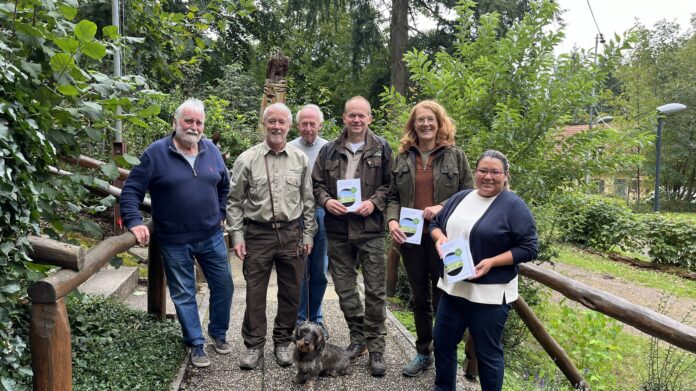 v.l.n.r.: Karl-Heinz Paulus, 1. Vorsitzender der IPA Sulzbach/Saar, Thomas Steinmetz, Direktor des SaarForst Landesbetriebes, Josef Weidmann, IPA, Bernd Bard, SaarForst Landesbetrieb, Ministerin Petra Berg und Flora-Elisa Schröder, MdL, stellen im Rahmen der Deutschen Waldtage 2024 die Broschüre „Besondere Waldorte im saarländischen Staatswald“ vor, Foto: MUKMAV/Jasmin Waschburger