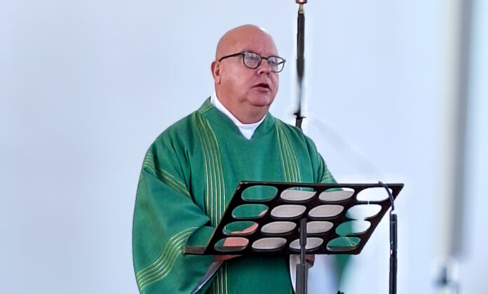 Diakon Michael Bastian liest das Sonntagsevangelium in der Friedenskirche (2024)