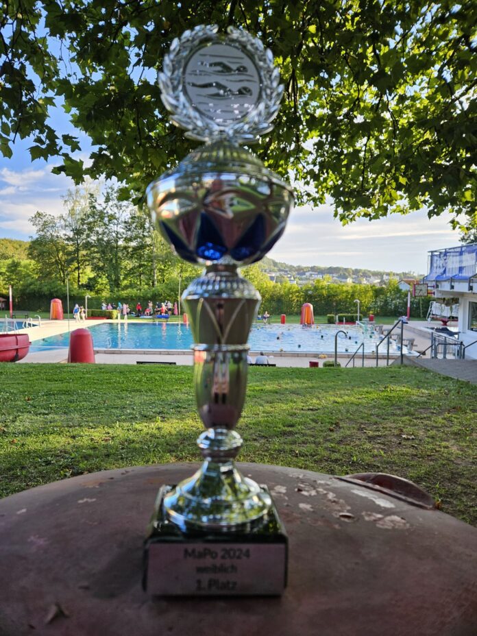 Bleibt fest in Homburger Hand: der Mannschaftspokal 2024 für weibliche Schwimmwettkämpfe Foto: Schwimmclub Homburg