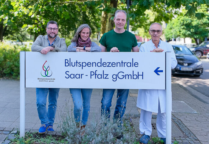 v. links nach rechts: Sven Schäfer (Geschäftsführer Drogenhilfezentrum Saarbrücken), Dominique Pegoraro (stlv. Vorsitzende Grüner Ortsverband Saabrücken-Mitte), Patrick Hahl (Vorsitzender Grüner Ortsverband Saarbrücken-Mitte), Alexander Patek (Ärztlicher Leiter Blutspendezentrale Winterberg) - Foto: Jürgen Mißbach Kommunikation & Öffentlichkeitsarbeit Klinik Winterberg