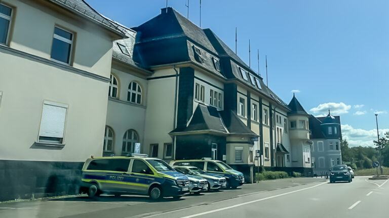 Polizei St. Wendel im Einsatz: Verkehrsunfälle auf der A1 und riskante Flucht vor der Polizei