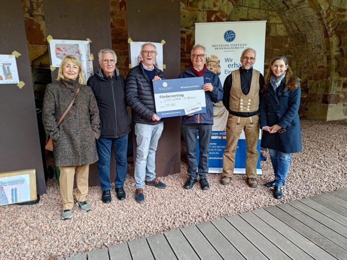 (v.l.n.r.): Regine Eichholz und Walter Godel (beide DSD), Rolf J. Kiderle (Stift St. Arnual), Prof. Markus Otto (DSD), Markus Glöckner (Steinmetz) und Nicole Kasparek (Landesdenkmalamt) Foto: Ev. Stift St. Arnual/Kiderle