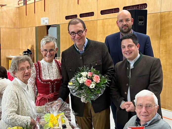 Die Ehrung für das älteste Ehepaar in Oberwürzbach (Vordergrund) wurde von Ortsvorsteherin Dunja Sauer, Oberbürgermeister Dr. Ulli Meyer, Florian Schaller, erster Bürgermeister von Schauenstein, und Pfarrer Alexander Klein (v.l.n.r.) vorgenommen.