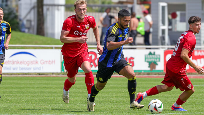 Alex Groiß, ehemals in Diensten des FCS, im Zweikampf mit Simon Stehle.