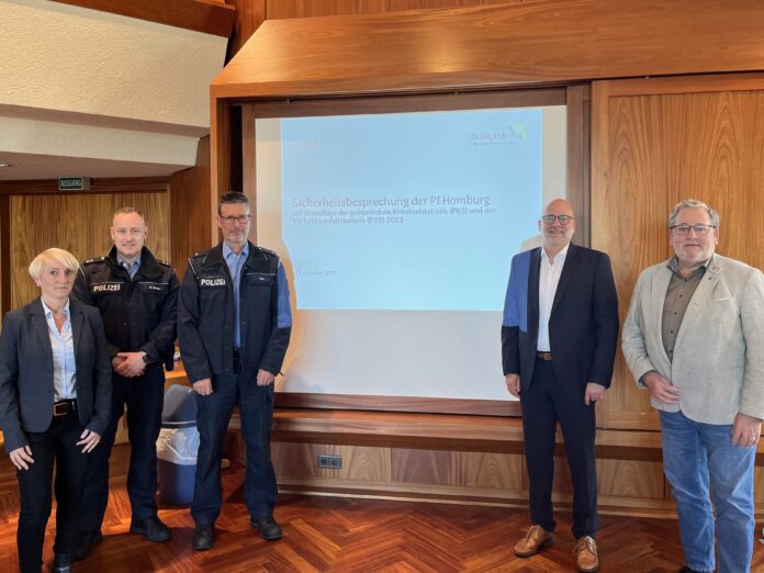 Gruppenbild mit dem hauptamtlichen Beigeordneten Manfred Rippel, Oberbürgermeister Michael Forster, PI Homburg Leiter und Polizeirat Reiner Hartz, Polizeioberkommissar Maximilian Schulte und der Leiterin der Ortspolizeibehörde, Simone Müller-Orschekowski.