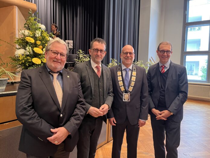 Gruppenbild mit dem neuen Oberbürgermeister: Homburgs Hauptamtlicher Beigeordneter Manfred Rippel, Innen-Minister Reinhold Jost, Oberbürgermeister Michael Forster sowie der St. Ingberter Oberbürgermeister und SSGT-Vizepräsident Prof. Dr. Ulli Meyer (v. l. n. r.)