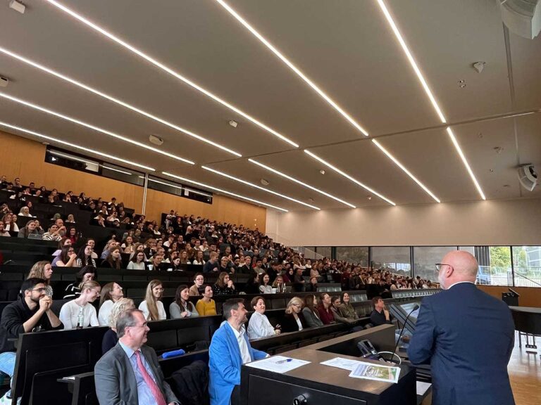 Oberbürgermeister Michael Forster begrüßt neue Erstsemester an der Universitätsklinik Homburg