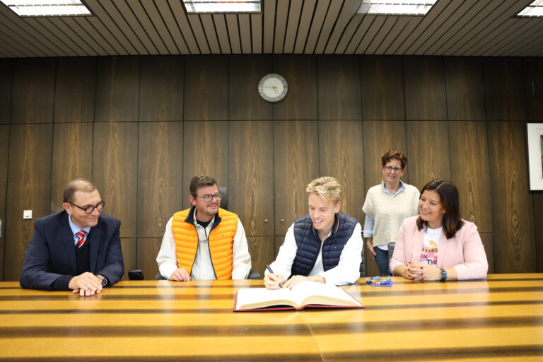 St. Ingberter Oberbürgermeister Meyer empfängt Tim Hellwig und Boris Nicolai im Rathaus