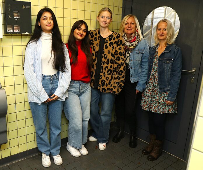 Engagiert für junge Schülerinnen: Helin Youssef und Nazdar Ali vom FreiDay-Projekt der Gemeinschaftsschule in den Fliesen zusammen mit ihrer Lehrerin Juliette Kies, sowie Susanne Arweiler-Zenner und Kerstin Merl vom Gesundheitsamt Saarlouis.