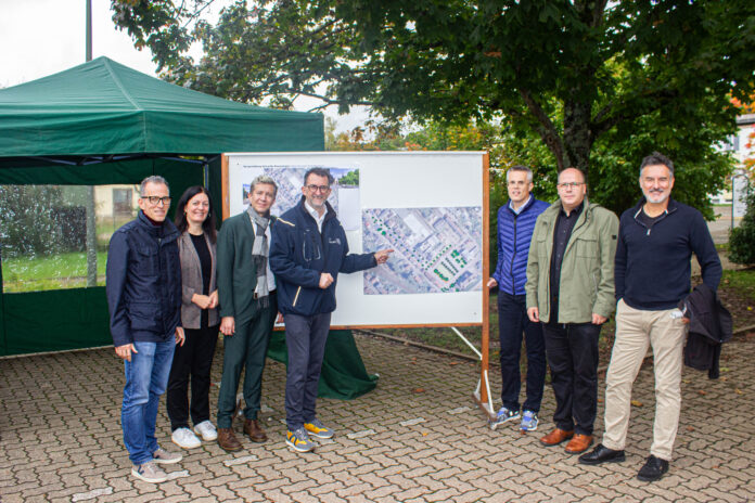 (v.l.n.r.) Frank Wagner (Landtagsabgeordneter CDU), Martina Holzner (Landtagsabgeordnete SPD), Staatssekretär Sebastian Thul, Innenminister Reinhold Jost, der Merziger Oberbürgermeister Marcus Hoffeld, der Besseringer Ortsvorsteher Axel Ripplinger und der Merziger Bürgermeister und Baudezernent Christian Bies waren beim Spatenstich zugegen. Foto: MUKMAV/ David Cuervo Müller