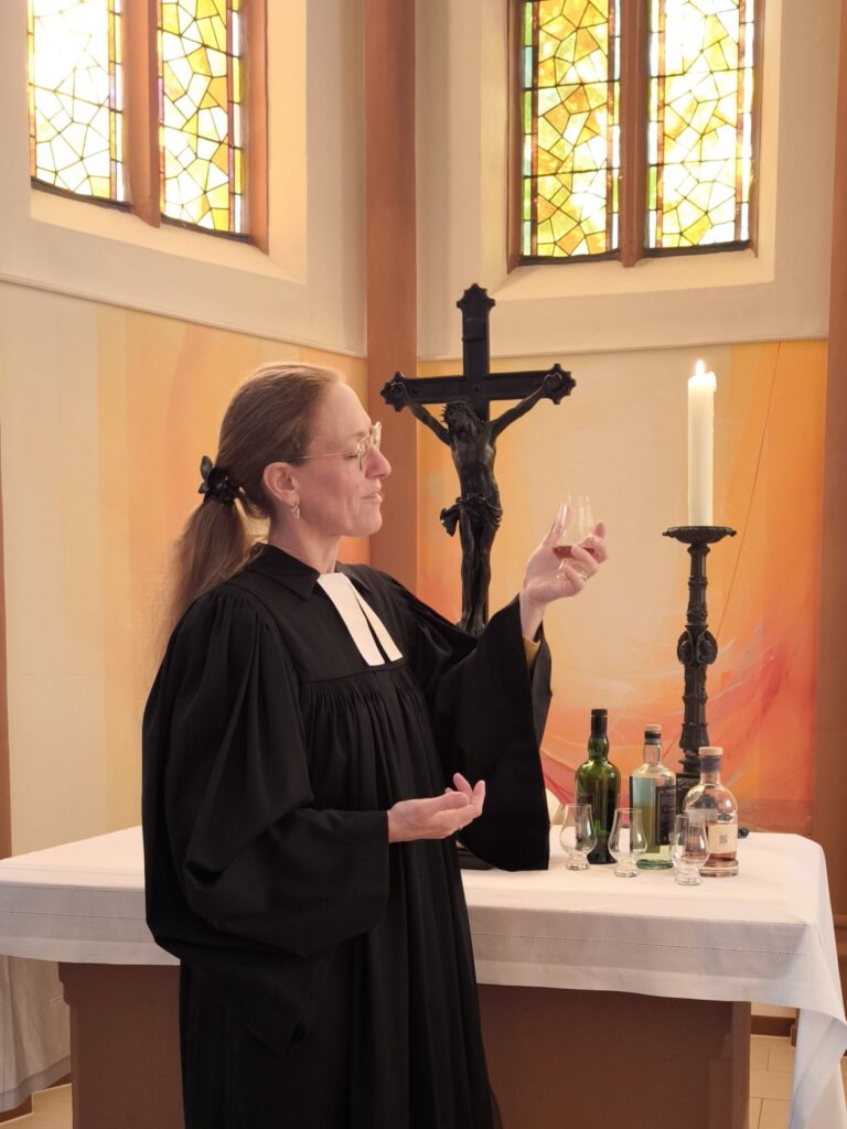 Prädikantin Silja Pagel stimmt sich ein auf den Whisky-Gottesdienst in der Friedenskirche Merzig, Foto: Silja Pagel