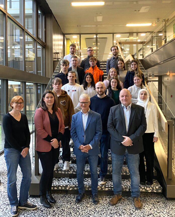 Vorne von links: Myriam Bläs (Personalmanagement), Simone Haselmann (Leiterin Personalmanagement), Oberbürgermeister Stephan Tautz und Bürgermeister Christof Sellen begrüßen die neuen Auszubildenden. (Stadt VK) Foto: Stadt Völklingen