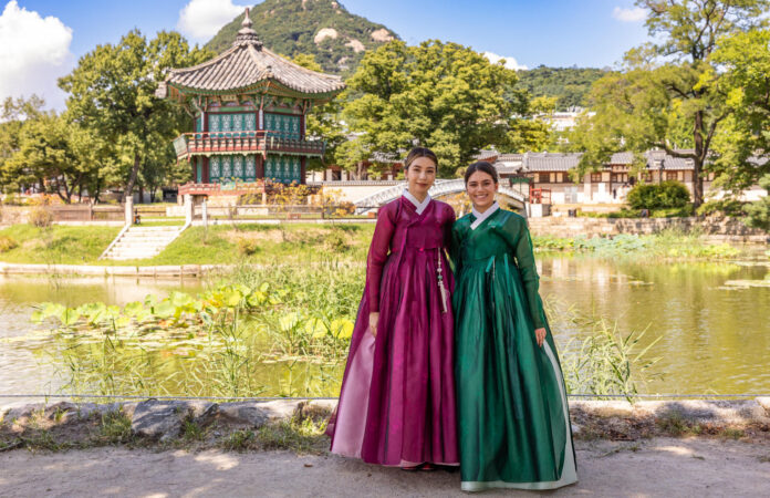 Teilnehmende der „Hanbok Experience“ können selbst in das traditionelle koreanische Gewand schlüpfen, das von der Joseon-Dynastie bis heute einen wichtigen Teil der koreanischen Kultur verkörpert, Foto: Klaus Hinze/vhs Regionalverband Saarbrücken