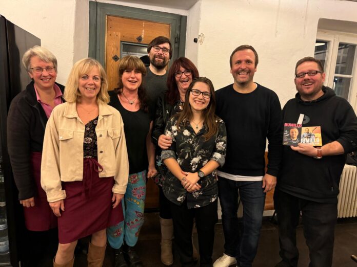 Das Team des Kulturvereins Sulzbach mit dem Kabarettisten Bumillo (v.l.n.r. Jeanette Gusenburger, Anja Burgard, Anne Primm-Melchior, Florian Kern (Vorsitzender), Iris Cygan, Alessia D’Anna, Christian Bumeder (Bumillo), Stefan Schmeer (Foto: Petra Pabst)