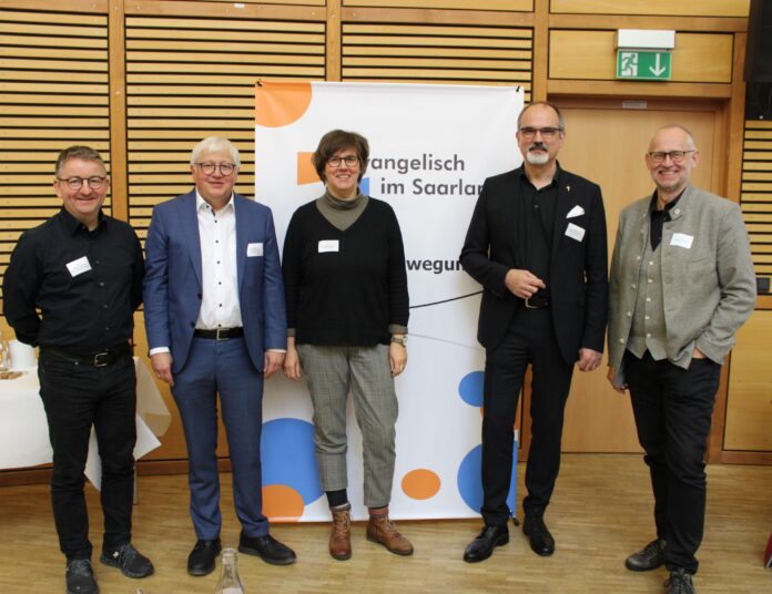 Die theologischen Mitglieder des Kreissynodalvorstands Saar-Ost (v.l.): Pfarrer Heiko Poersch, Assessor Pfarrer Uwe Schmidt, Skriba Pfarrerin Gabi Kräuter, Superintendent Pfarrer Markus Karsch, Pfarrer Matthias Ewelt - Foto: evks/Eulenstein