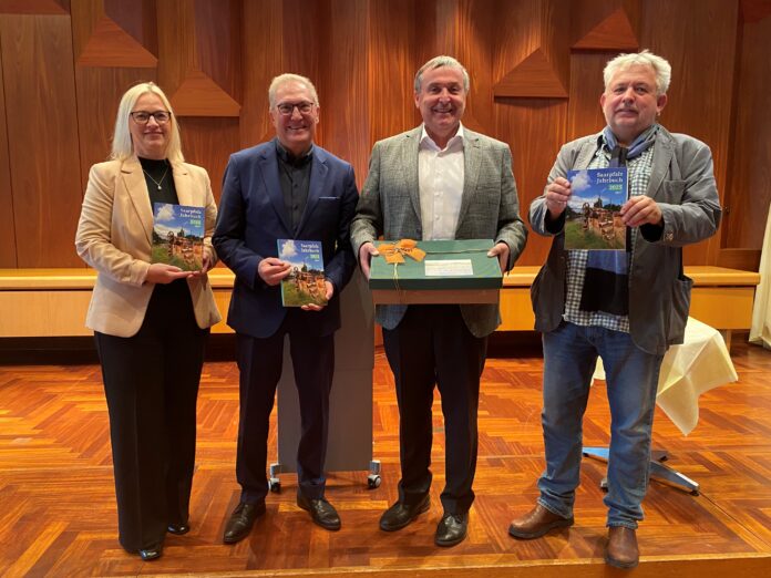 Die Organisatoren der „HomBuch“ Vera Backes, Hans-Joachim Burgardt sowie Landrat Dr. Theophil Gallo und Martin Baus, M.A. bei der Vorstellung des Jahrbuchs 2025 im Homburger Forum (v.l.). Foto: Beate Ruffing, Saarpfalz-Kreis