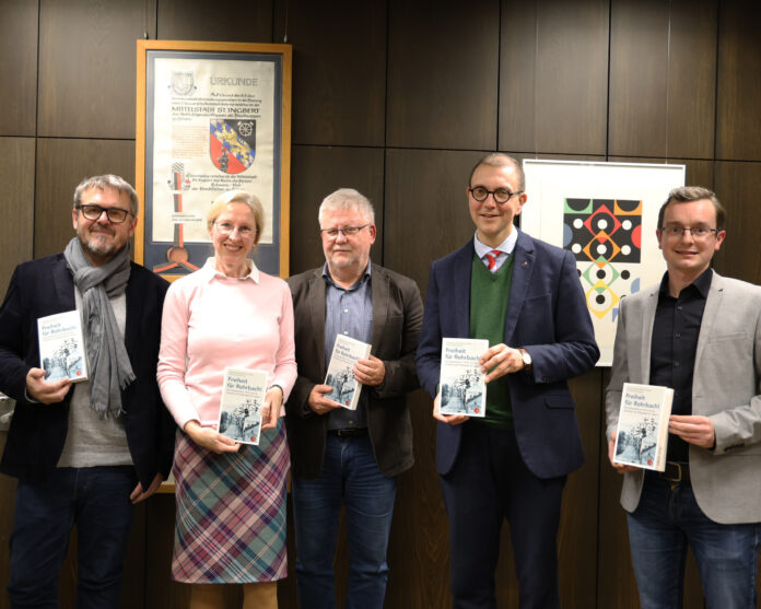 v.l.n.r.: Stefan Wirtz, Conte Verlag, Stadtarchivarin Dr. Heidemarie Ertle, Dr. Markus Gestier, Oberbürgermeister Dr. Ulli Meyer und Dominik Schmoll präsentieren das neuste Werk der St. Ingberter Stadtgeschichten.