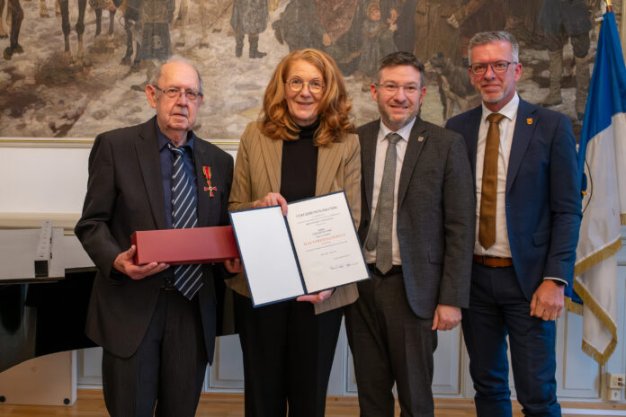 Umweltministerin Petra Berg (2.v.l.) übergibt Gerhard Halenke (l.) im Beisein von Sören Meng (2.v.r.), dem Landrat des Landkreises Neunkirchen, und Bernd Huf (r.), dem Bürgermeister von Spiesen-Elversberg, den Bundesverdienstorden der Bundesrepublik Deutschland, Foto: MUKMAV/Daniel Bittner