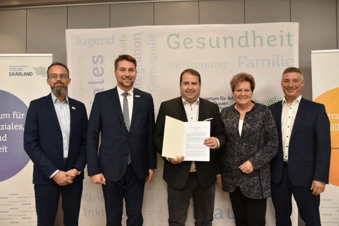 v.l.n.r.: Dr. Christian Braun, Geschäftsführer und Ärztlicher Direktor des Klinikums Saarbrücken, Uwe Conradt, Oberbürgermeister der Stadt Saarbrücken, Dr. Magnus Jung, Gesundheitsminister des Saarlandes, Monika Bachmann, Vorsitzende der cts-Gesellschafterversammlung, Alexander Funk, Vorsitzender der Geschäftsführung der Caritas Trägergesellschaft Saarbrücken mbH - Foto/Quelle: MASFG/E.Tourioglou