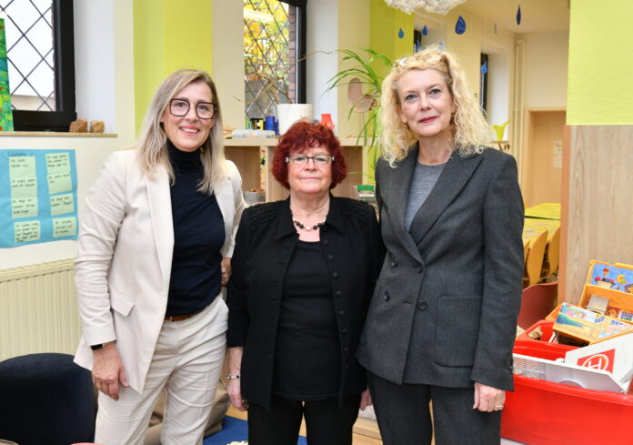 Der Vertrag für das Kinder- und Elternbildungszentrum (KIEZ) in Burbach wird am Dienstag (12.11.2024) verlängert. Im Bild (v.l.): Direktorin der AWO Familie, Birgit Luhmann, die Regionalverbands-Beigeordnete Anita Morschette-Sarg und Saarbrückens Beigeordnete Dr. Sabine Dengel. Foto: BeckerBredel