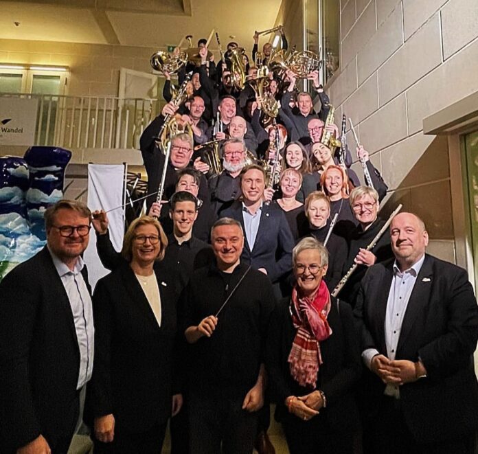 Die beiden Oberwürzbacher Musikvereine mit Ministerpräsidentin Anke Rehlinger (2.v.l.), Esra Limbacher (2. Reihe Mitte) und Ortsvorsteherin Dunja Sauer (2.v.r.) in der saarländischen Landesvertretung in Berlin.