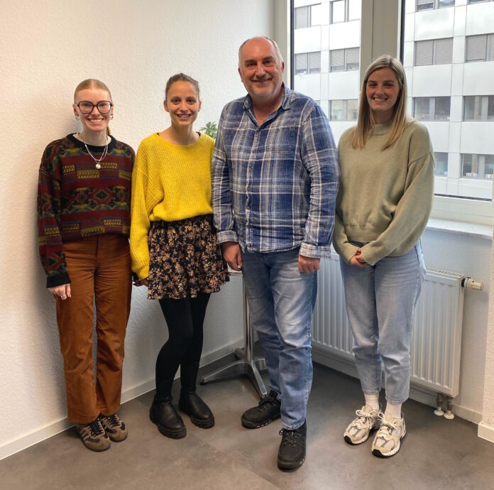 v.l.n.r.: Clara Mees (Netzwerkmanagerin des Perspektivquartier Völklingen), Sandrine Boudot (Leiterin des Referates B5), Michael Leinenbach (Vorsitzender SAK) und Celine Steigner (Netzwerkmanagerin des Perspektivquartier Neunkirchen). Foto: Ministerium für Arbeit, Soziales, Frauen und Gesundheit