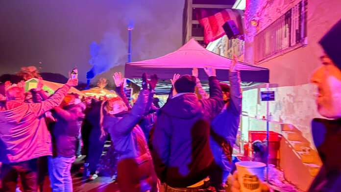 Virage est - Blauschwarzer Weihnachtsmarkt am Saarbrücker Osthafen