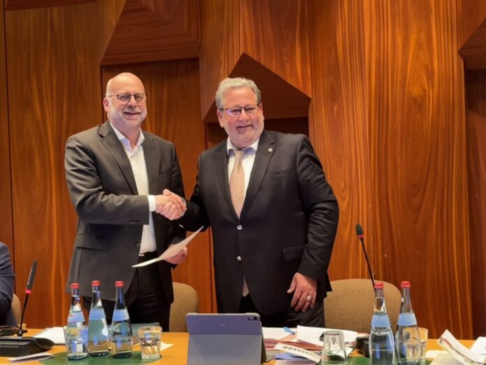 Oberbürgermeister Michael Forster (l.) ernannte den zukünftigen Bürgermeister Manfred Rippel (r.) im großen Sitzungssaal des Homburger Rathauses. - Foto: Julie Jager.