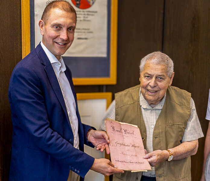 Im Juli 2022 übergab Manfred Barth einen alten Kaufvertrag für das Stadtarchiv an Oberbürgermeister Dr. Ulli Meyer.