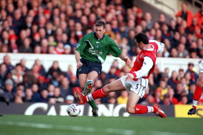 Arsenal gegen Liverpool. Arsenal's Martin Keown (rechts) blockt den Schuss von Liverpool's Erik Meijer (links) - Foto: PA Images / Alamy Stock Photo