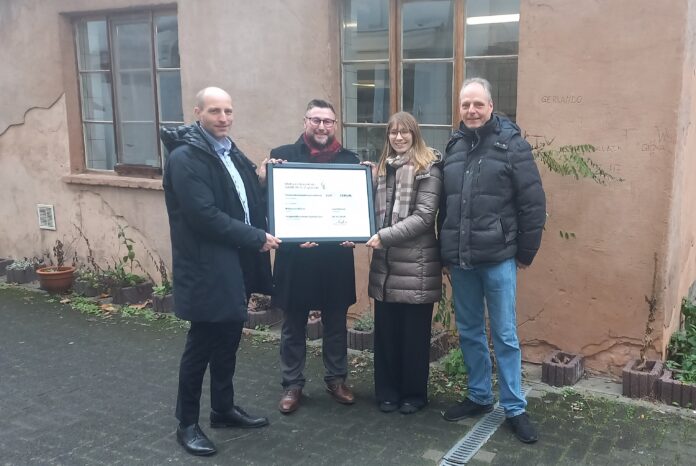 v. links nach rechts: Matthias Mudra (Geschäftsführer Blutspendezentrale Saarbrücken), Sven Schäfer (Geschäftsführer Drogenhilfezentrum Saarbrücken), Jeanne Dillschneider (Landesvorsitzende der Grünen Saarland), Patrick Hahl (Vorsitzender Grüner Ortsverband Saarbrücken-Mitte) Foto: P. Hahl