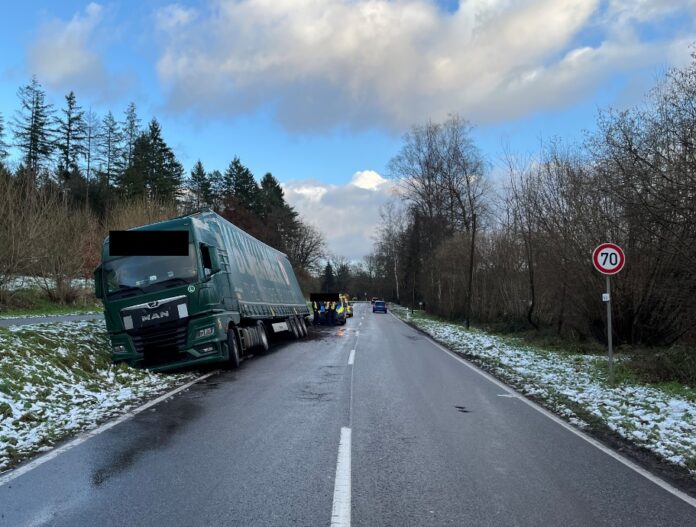 Der Lkw im Straßengraben zwischen Reimsbach und Erbringen - Foto: Polizei