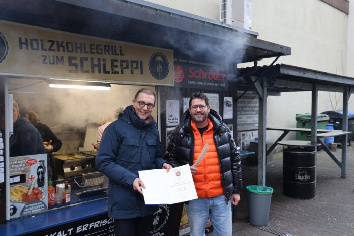 Oberbürgermeister Ulli Meyer gratuliert Inhaber Martin Wahrheit zur Auszeichnung. - Foto: Florian Jung