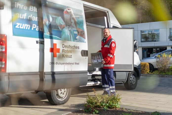 Bluttransport zur Klinik Foto: DRK-Blutspendedienst West