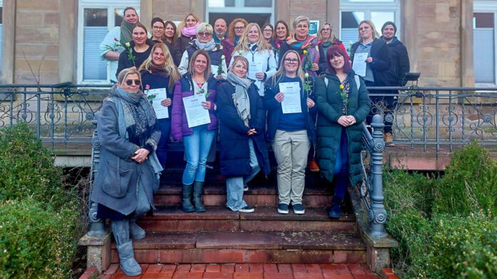 Nach erfolgreicher Ausbildung durften sich die zwanzig teilnehmenden Kita-Fachkräfte aus Losheim am See, Wadern und Merzig über ihre Zertifikate mit Fachreferentin Petra Funk-Chungu (ganz vorne links) freuen. Foto: M. Priesnitz