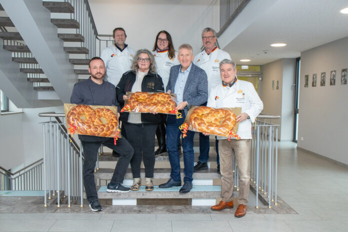 Bei der Übergabe der Neujahrsbrezel (jeweils von links). Vordere Reihe: Martin Diehl, Birgit von Oetinger, Landrat Patrik Lauer und Hans-Jörg Kleinbauer. Hintere Reihe: Gerhard Ecker, Sabine Hensler und Stefan Lang. Foto: Landkreis Saarlouis - David Nicola Schmitt.