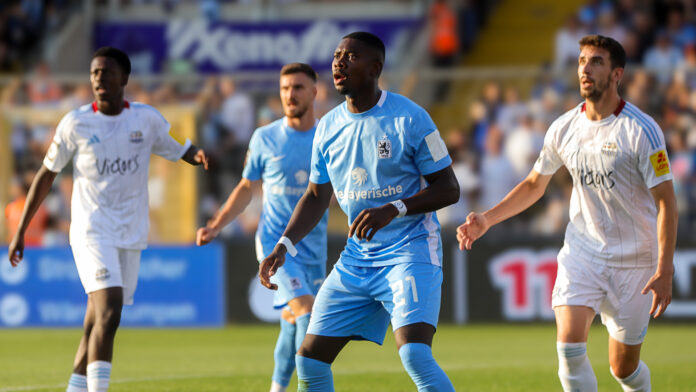 Leroy Kwadwo (Mitte) wird gegen den FCS auflaufen. Vor der letzten Saison absolvierte er das Testspiel gegen Borussia Mönchengladbach im Trikot der Saarländer, wechselte dann Tage später aber zu 1860.