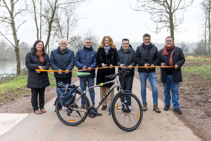 v.l.n.r. Martina Holzner (MdL), Walter Klein (Landkreis Saarlouis), Werner Nauerz (LfS-Direktor), Petra Berg (Ministerin), Joshua Pawlak (Bürgermeister Rehlingen-Siersburg), Christian Bies (Bürgermeister Kreisstadt Merzig) und Sebastian Schmitt (MdL) bei der Verkehrsfreigabe des Saar-Radwegs zwischen Fremersdorf und Merzig, MUKMAV/Kathrin Hinsberger