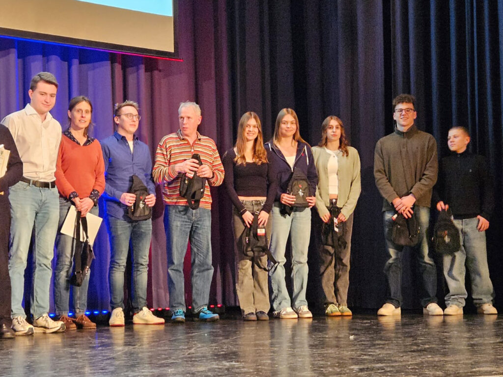 Homburgs Schwimmmeister bei der Sportlerehrung des Jahres 2024. V. l. n. r.: Philip Ecker, Katharina Wollny, Florian Fuchs, Frank Adam, Nele Bär, Anja Schaumburger, Rebecca Adam, Nils und Moritz Gerdelmann. Foto: Jennifer Bär