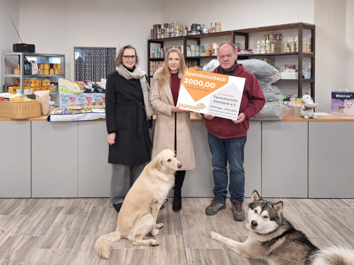 Spendenübergabe bei der Tiertafel (von links): Anja Göritz (Leiterin Personalmanagement und Arbeitsrecht bei Globus Baumarkt), Martina Kutsch (Assistentin der Geschäftsführung bei Globus Baumarkt), Hans-Jörg Hene (Gründer und erster Vorsitzender der Tierfutterhilfe Saarland e. V. / Tiertafel) mit seinen Hunden Enya und Arthus - Foto: Globus Baumarkt