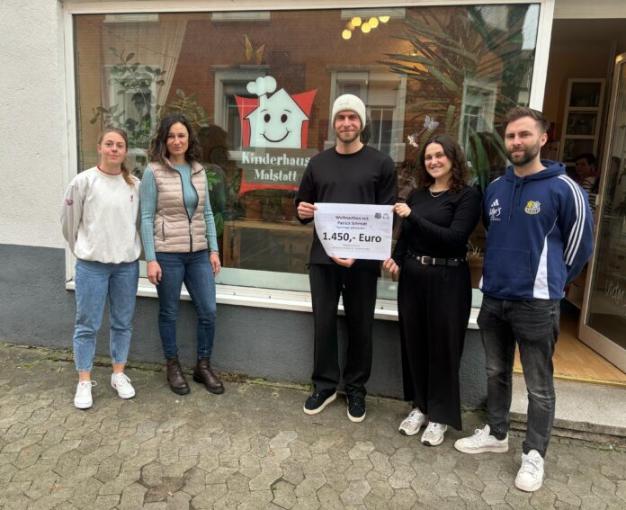 Clara Darimont, Claudia Rebmann (beide Diakonie Saar), Patrick Schmidt (1. FC Saarbrücken), Anna Weber (Diakonie Saar) und Karsten Specht (Nachwuchsleistungszentrum FCS) Foto: Diakonie Saar