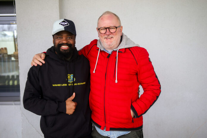 Helder und Schnipp (manche nennen ihn Markus Thielen) kümmern sich um die schwer versehrte Carolina aus Mosambik.