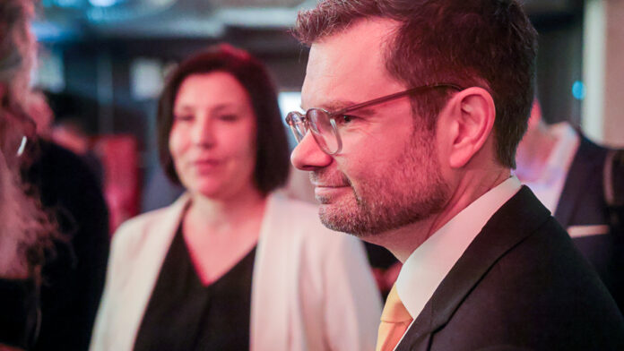 Marco Buschmann (rechts) und Gudrun Bierbrauer-Haupenthal, Generalsekretärin der Saar FDP.