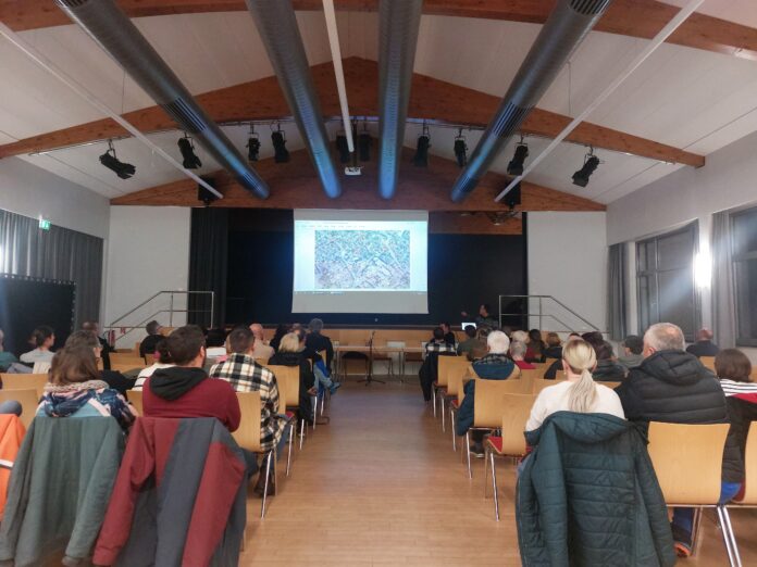 Rund 50 Anwohnerinnen und Anwohner sowie Interessierte nahmen an der Infoveranstaltung im Losheimer Saalbau teil. Foto: M. Priesnitz