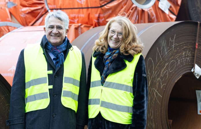 Ministerin Petra Berg (r.) gemeinsam mit Wolfgang Schell (l.), einem der Geschäftsführer der Firma Meiser, während des Besuchs der Primstahlstrecke in Schmelz-Limbach, MUKMAV/Kathrin Hinsberger