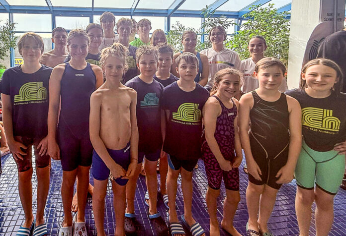 Die Homburger Wassersprinterinnen und -Sprinter bei einem der rasantesten Rennen der Schwimmsaison. Unten v. l. n. r.: Emily Hoff, Mathilda Kunz, Noah Elias Meyer, Oleksandr Alshanov, Paul Markow, Harley Benedict Schaaf-Tempel, Linea Gerdelmann, Leonie Wiwie, Paula Decker. Hinten v. l. n. r.: Balša Božovic, Amelie Marie Karkosch, Kampfrichter Bogen Bulat, Philip Krebs, Trainer Philip Ecker, Trainer Niklas Hüther, Kampfrichter i.A. Nele Bär, Katharina Marie Schmitz, Trainerin AdrDie Homburger Wassersprinterinnen und -Sprinter bei einem der rasantesten Rennen der Schwimmsaison. Unten v. l. n. r.: Emily Hoff, Mathilda Kunz, Noah Elias Meyer, Oleksandr Alshanov, Paul Markow, Harley Benedict Schaaf-Tempel, Linea Gerdelmann, Leonie Wiwie, Paula Decker. Hinten v. l. n. r.: Balša Božovic, Amelie Marie Karkosch, Kampfrichter Bogen Bulat, Philip Krebs, Trainer Philip Ecker, Trainer Niklas Hüther, Kampfrichter i.A. Nele Bär, Katharina Marie Schmitz, Trainerin Adriana Hofmann und Trainerin Helena Geörgiana Hofmann und Trainerin Helena Geörg