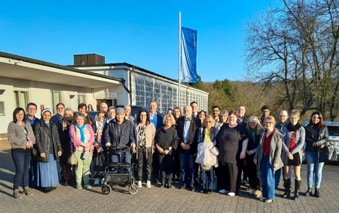 Caritasratsvorsitzender Diakon Roland Isberner (4. vl), Caritasvorstandvorsitzende Gisela Rink (7. vl), Pflegedienstleitung Daniela Lambert (12. vl), Caritasdirektor Michael Schley (13. vl)